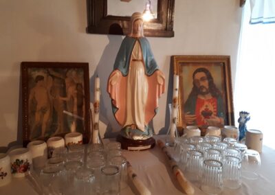 Szűz Mária a pohárszekrényen