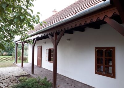 Csak egy tornácos parasztház