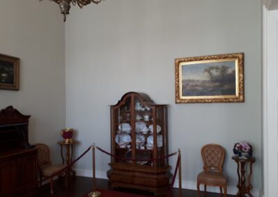 Korabeli bútorok, festmények