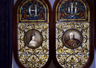 Királyi pár festett ablakon