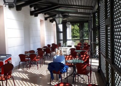 A cukrászda hangulatos terasza