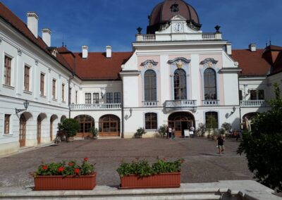 A kastély a park felől