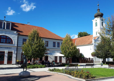 Gödöllő főtere a református templommal