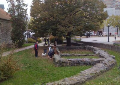 Középkori falmaradványok a főtéren