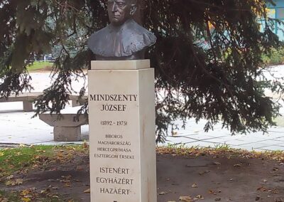 Mindszenty-mellszobor a Nagytemplom előtt