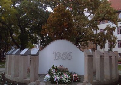 1956-os forradalom emlékműve a főtéren