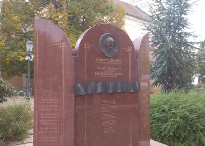 Kodály-emlékmű a főtéren