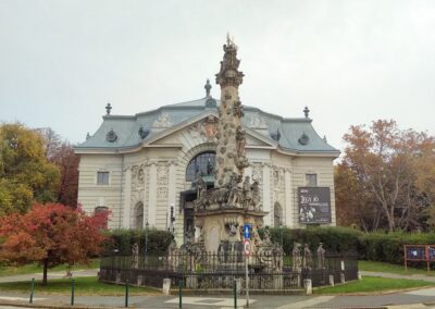 Katona József Színház a pestisoszloppal