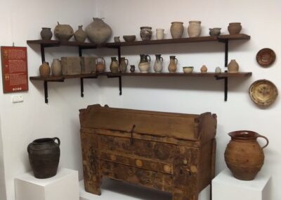 Kelengyésláda és agyagedények