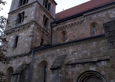 Oldalról a bejárati kapuval