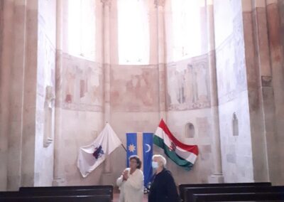 Szentély freskókkal