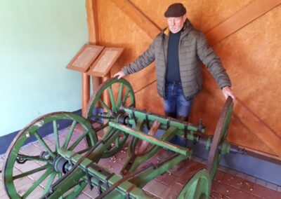 Két talyiga egyesítésével kezdődött