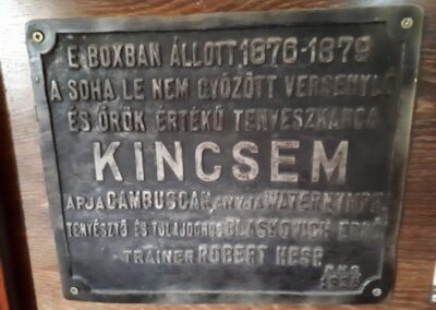 Eredeti emléktábla az elpusztult istállóból