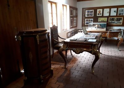 Az egykori kastély pár bútora